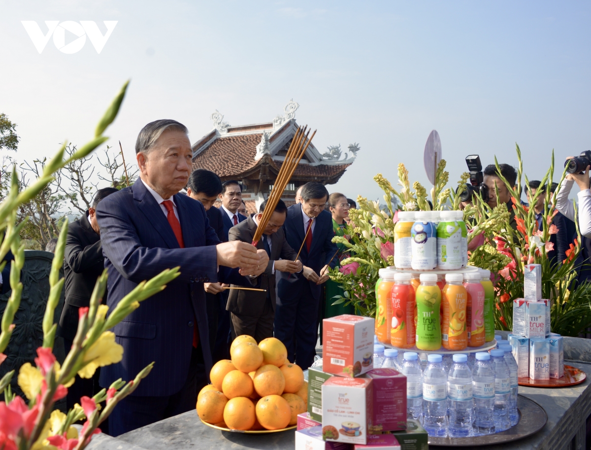 Tổng Bí thư Tô Lâm dâng hương tưởng niệm Chủ tịch Hồ Chí Minh tại Nghệ An